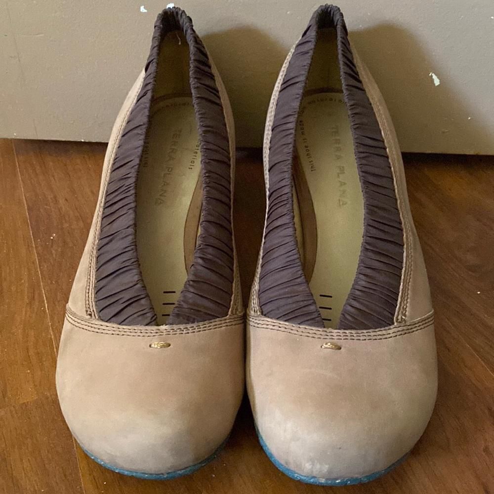Terra Plana Beige Brown Ruffled Trim Round Toe Heels Womens Size 39/8.5